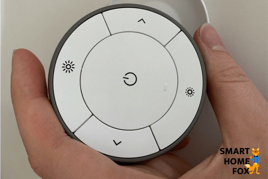 Die TRÅDFRI Fernbedienung wird in der Hand gehalten.